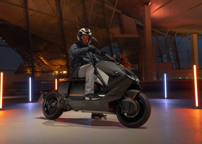 P90428636_highRes_bmw-ce-04-at-night-0 P90428636_highRes_bmw-ce-04-at-night-0