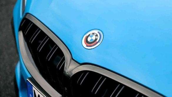 MOLDURAS
Las molduras exteriores M en negro brillo Shadow Line le dan a cualquier modelo ese aspecto deportivo que solo tienen los coches que forman parte de la marca de deportivos más icónica de BMW.