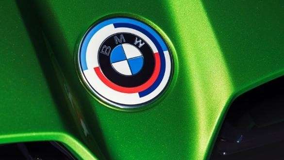 EMBLEMA
Esta versión remasteriza el clásico y primer logo de la marca BMW M en 1972. Esta pieza de coleccionistas es el broche final a esta edición M Sport 50 Aniversario que hará de tu coche una pieza única para la historia.
