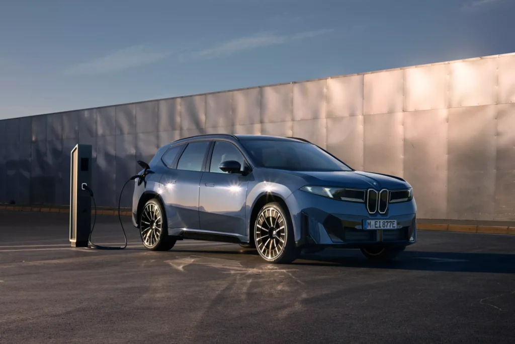 Con su autonomía de hasta 805 km¹ y una potencia de carga de 400 kW², el BMW iX3 50 xDrive establece nuevos estándares en el segmento de los SUV totalmente eléctricos.